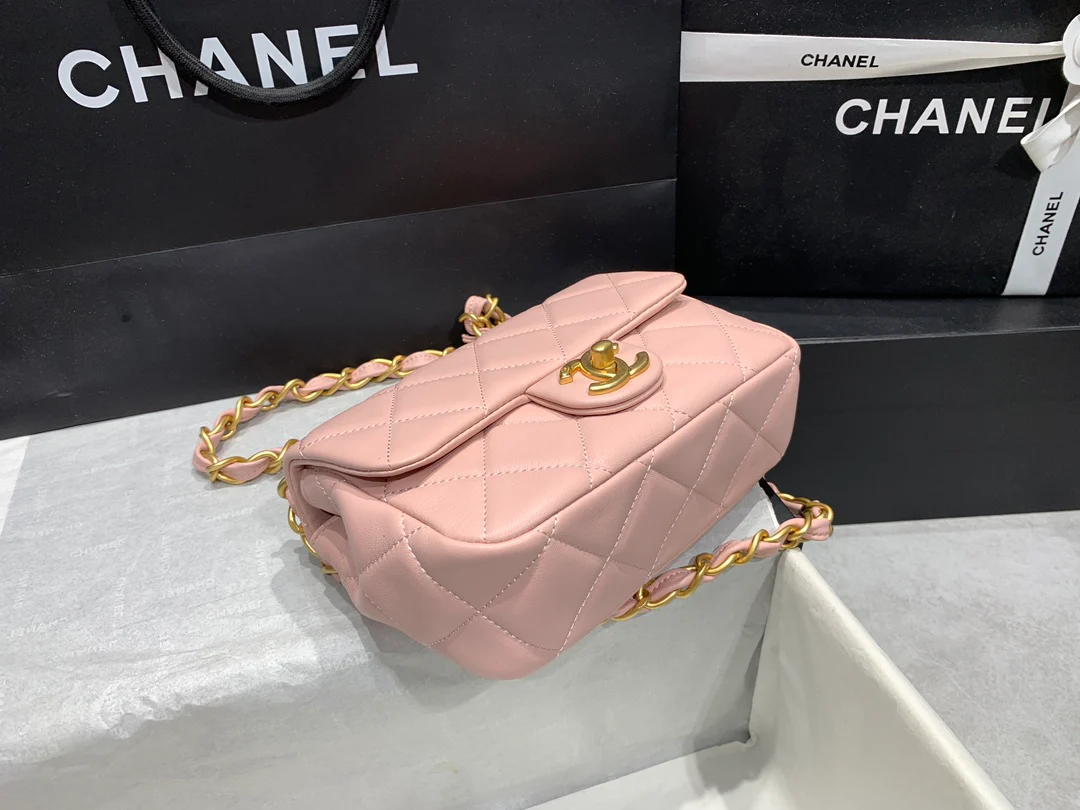 Новинка сезона весна/лето 2023 от Chanel - сумка Coin CF - розовая.