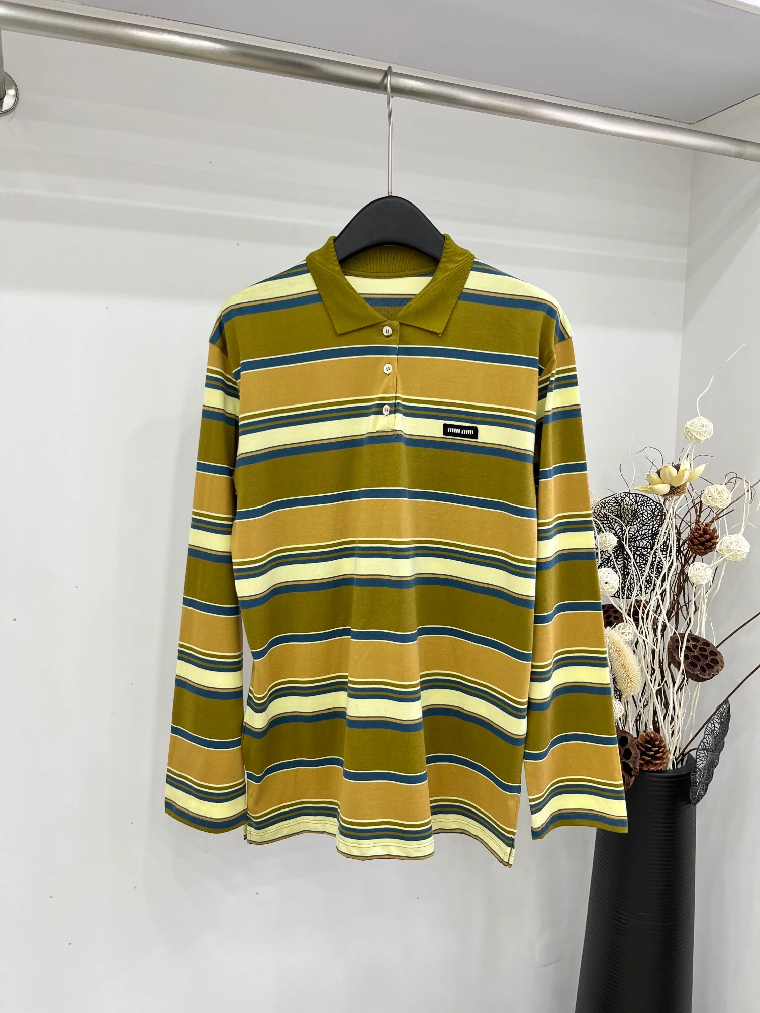 Miu Miu-2404 - Футболка с длинными рукавами в полоску с аппликацией контрастных цветов, вышитая на этикетке, зеленая