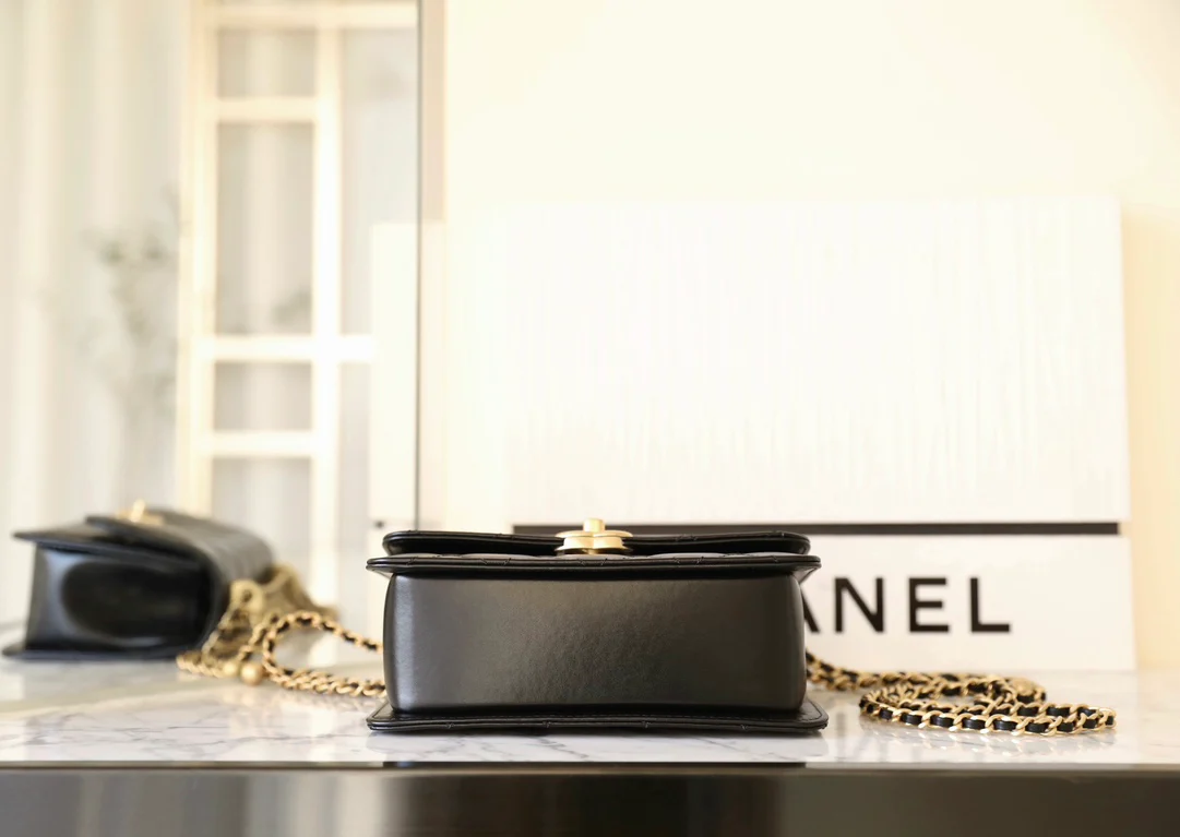 Маленькая черная сумка Chanel 24c с двойным золотым бисером и клапаном.