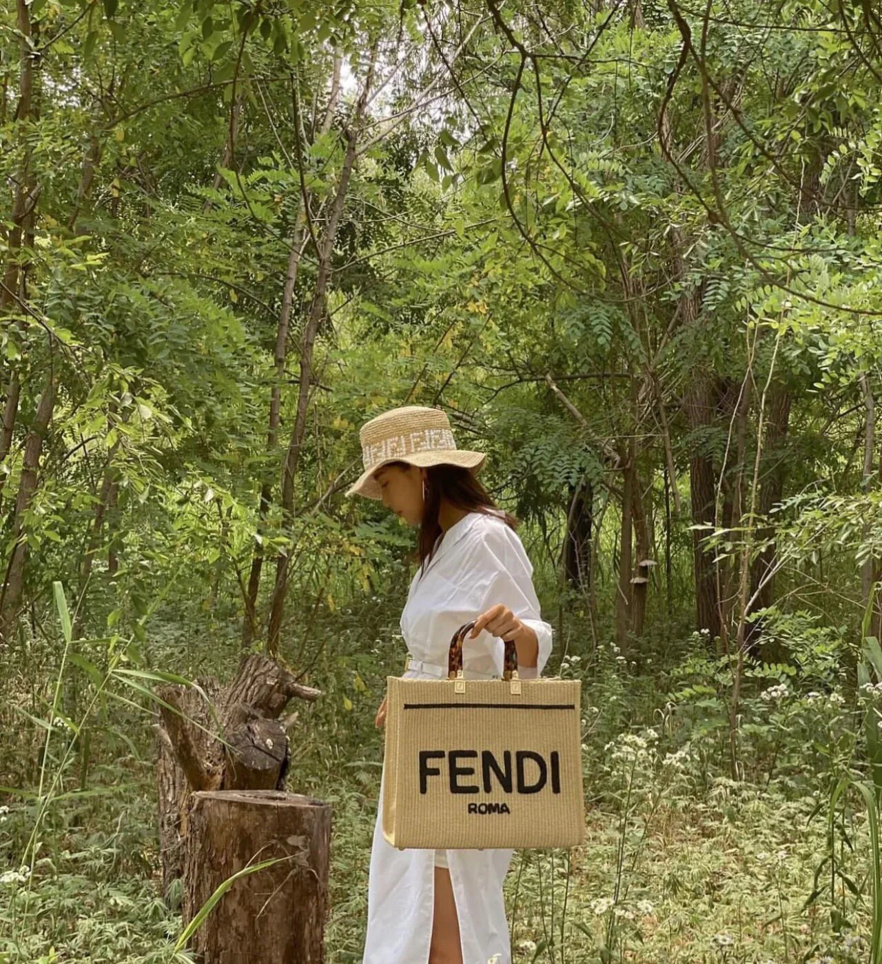 Сумка-шоппер Fendi Sunshine ручной работы из соломы — фото в ней.