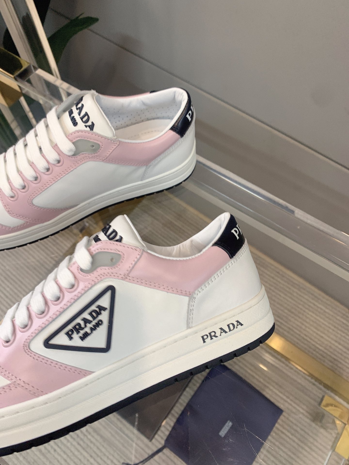 Белые кроссовки Prada, повседневная обувь - 1