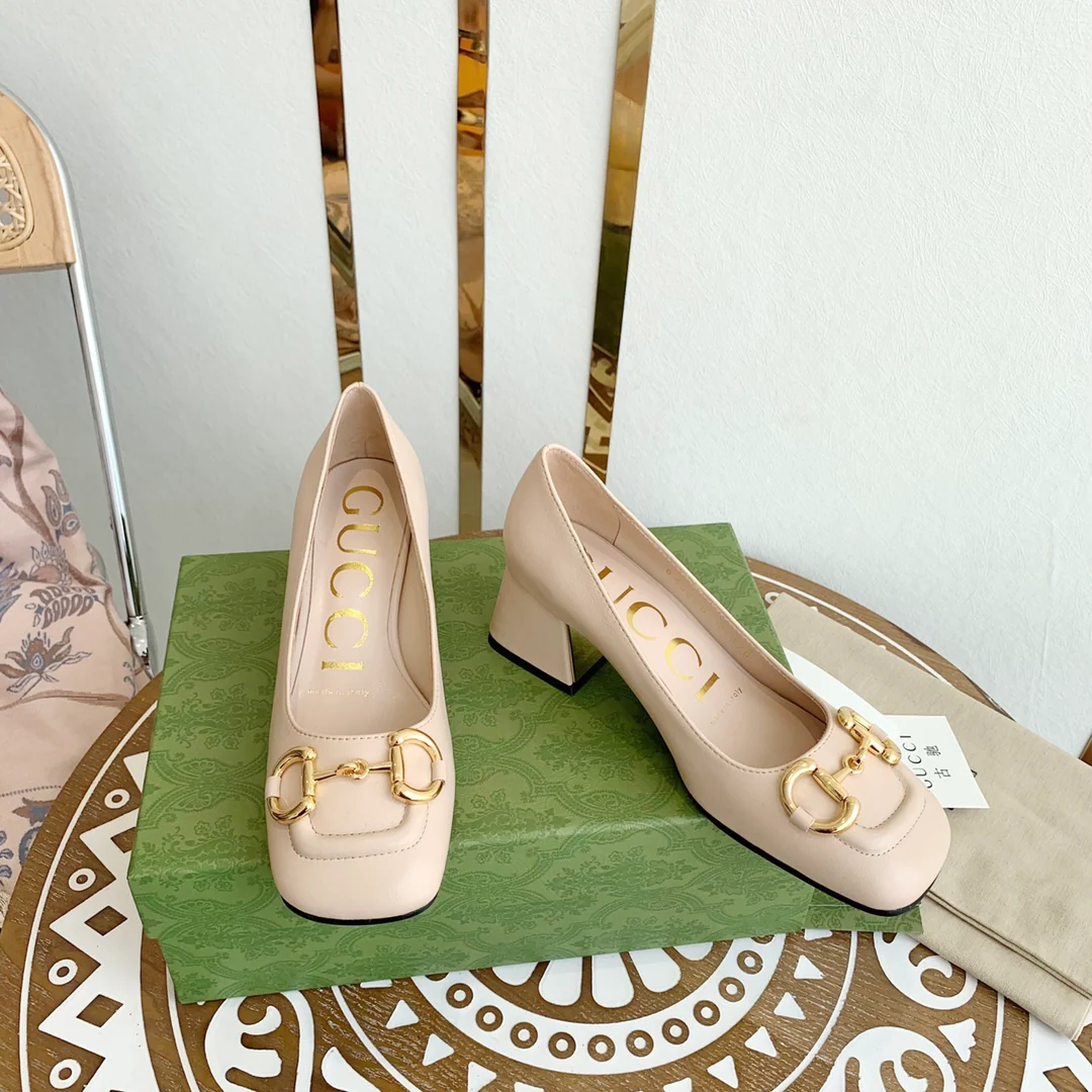 Весенняя коллекция Gucci 2021 — Туфли на массивном каблуке с пряжкой в ??виде конской уздечки.