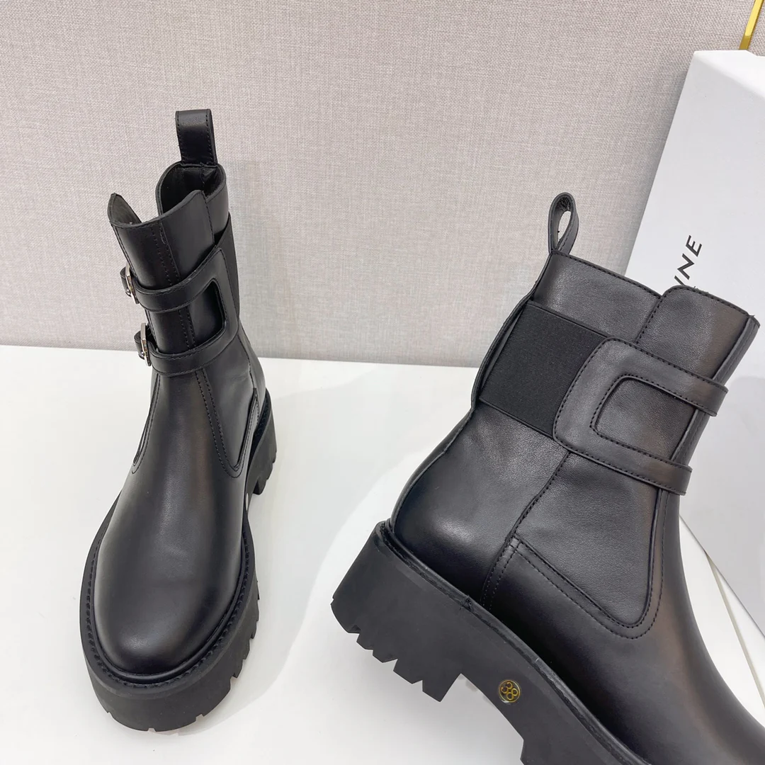 Новинка осенне-зимней коллекции Celine 2022 — кожаные ботильоны — в стиле Ян Ми — черные.
