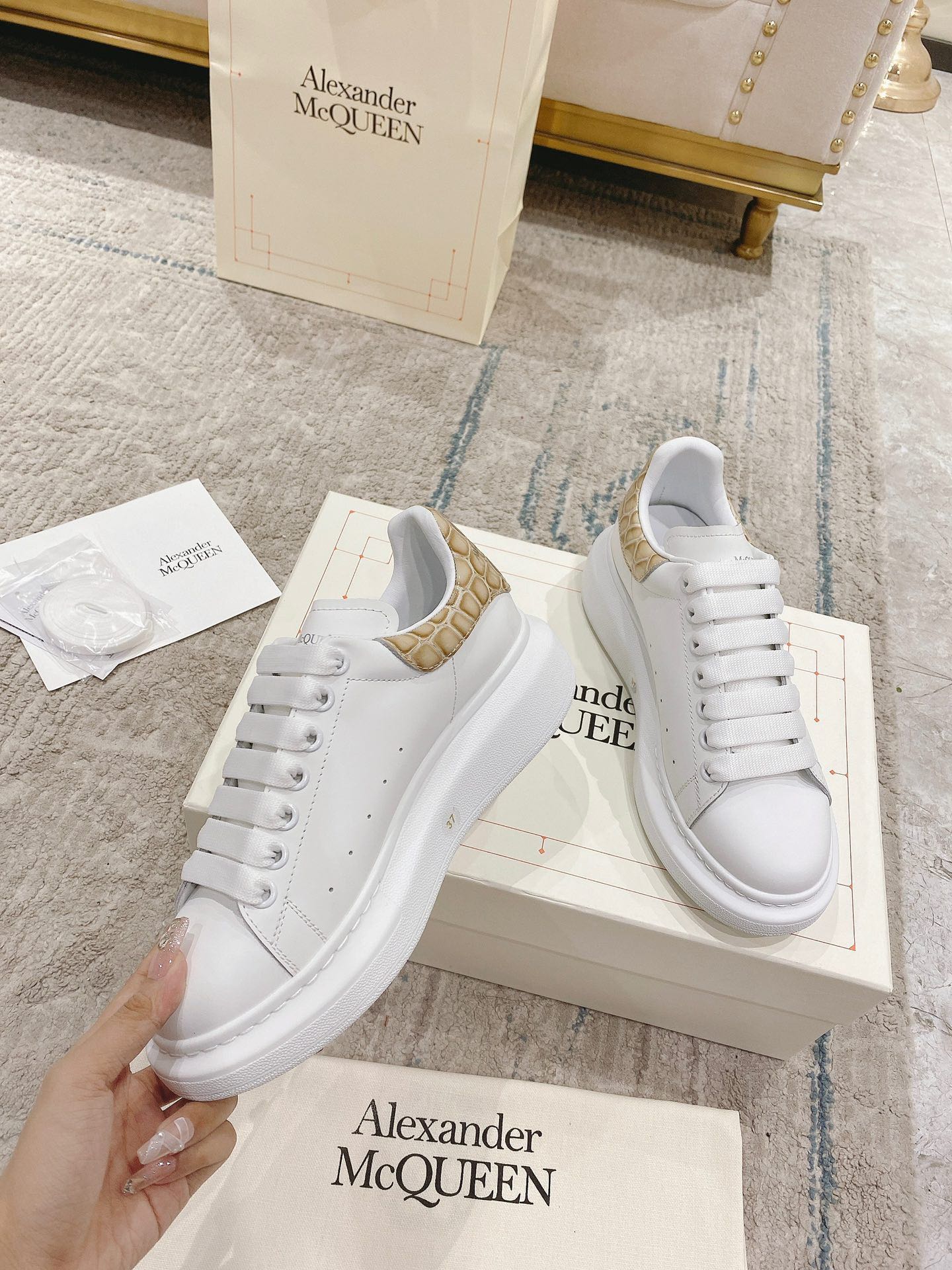 McQueen - Классические белые кроссовки - Модель Milk Tea Tail