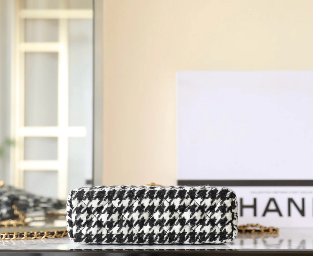 Сумка Chanel Kelly на цепочке с узором ?гусиная лапка?.