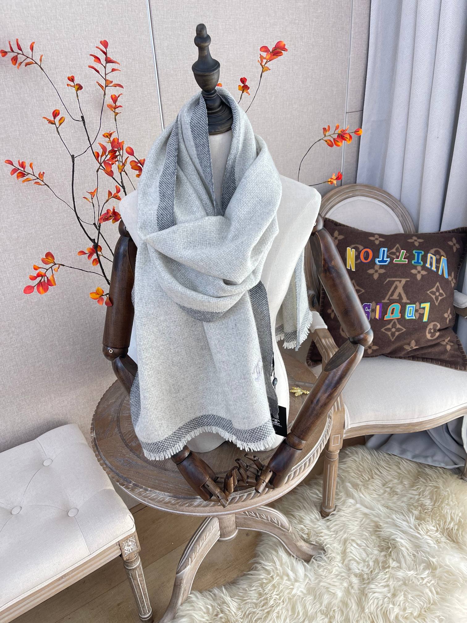 Chanel - Ультратеплый шарф из высококачественного кашемира - В комплекте с брошью в виде колосьев пшеницы - 60 см x 180 см - 1 шт.