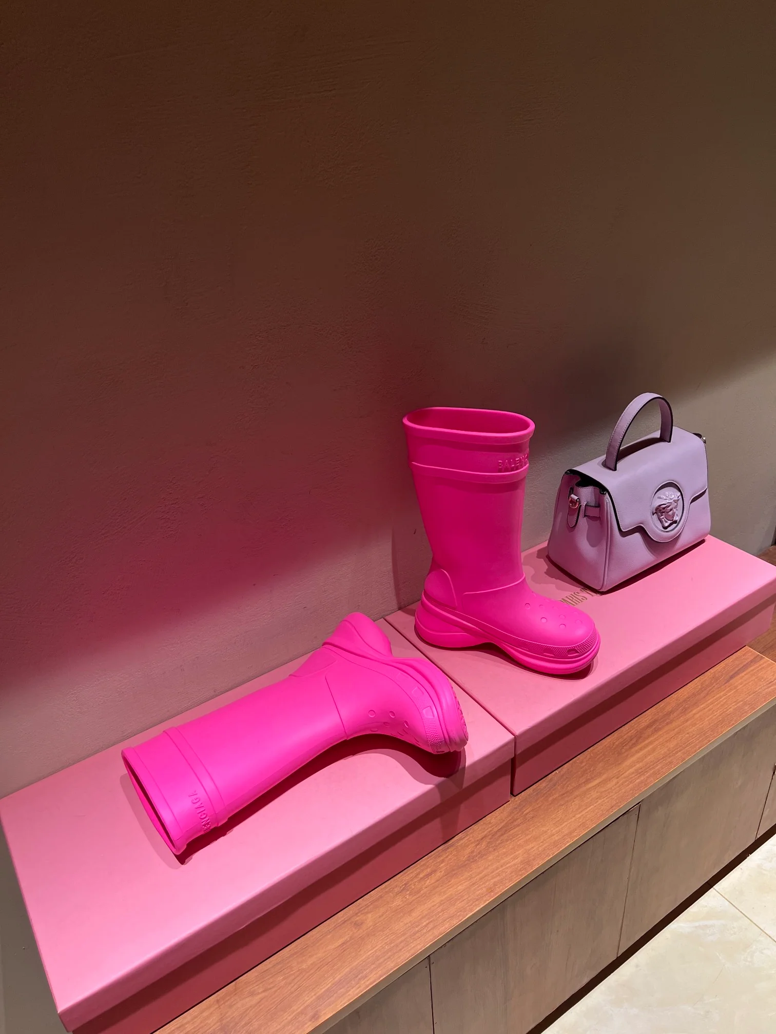 Резиновые сапоги Balenciaga на противоскользящей платформе из коллекции осень/зима 2022 x Crocs - розовые.