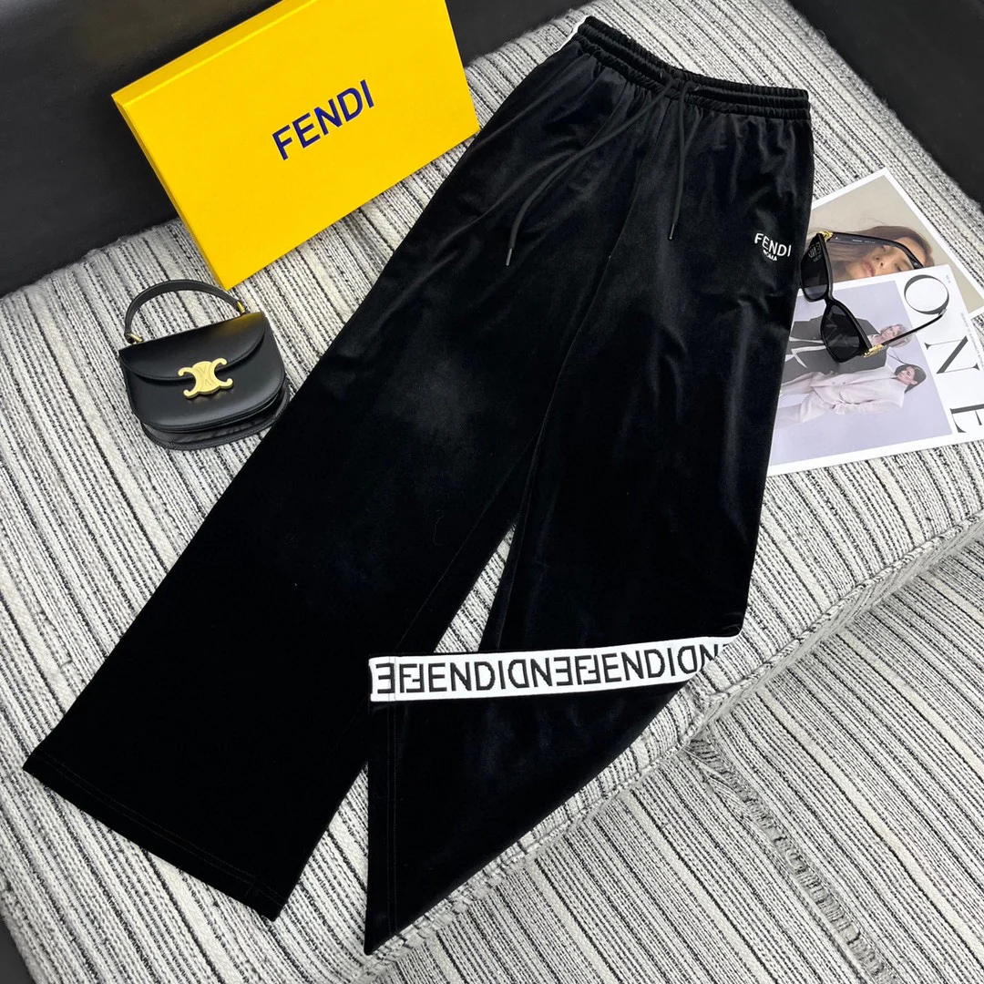 Fendi - 2403 - Новинка ранней весны 2024 года: бархатная толстовка с отделкой лентой и эластичным поясом, брюки прямого кроя.