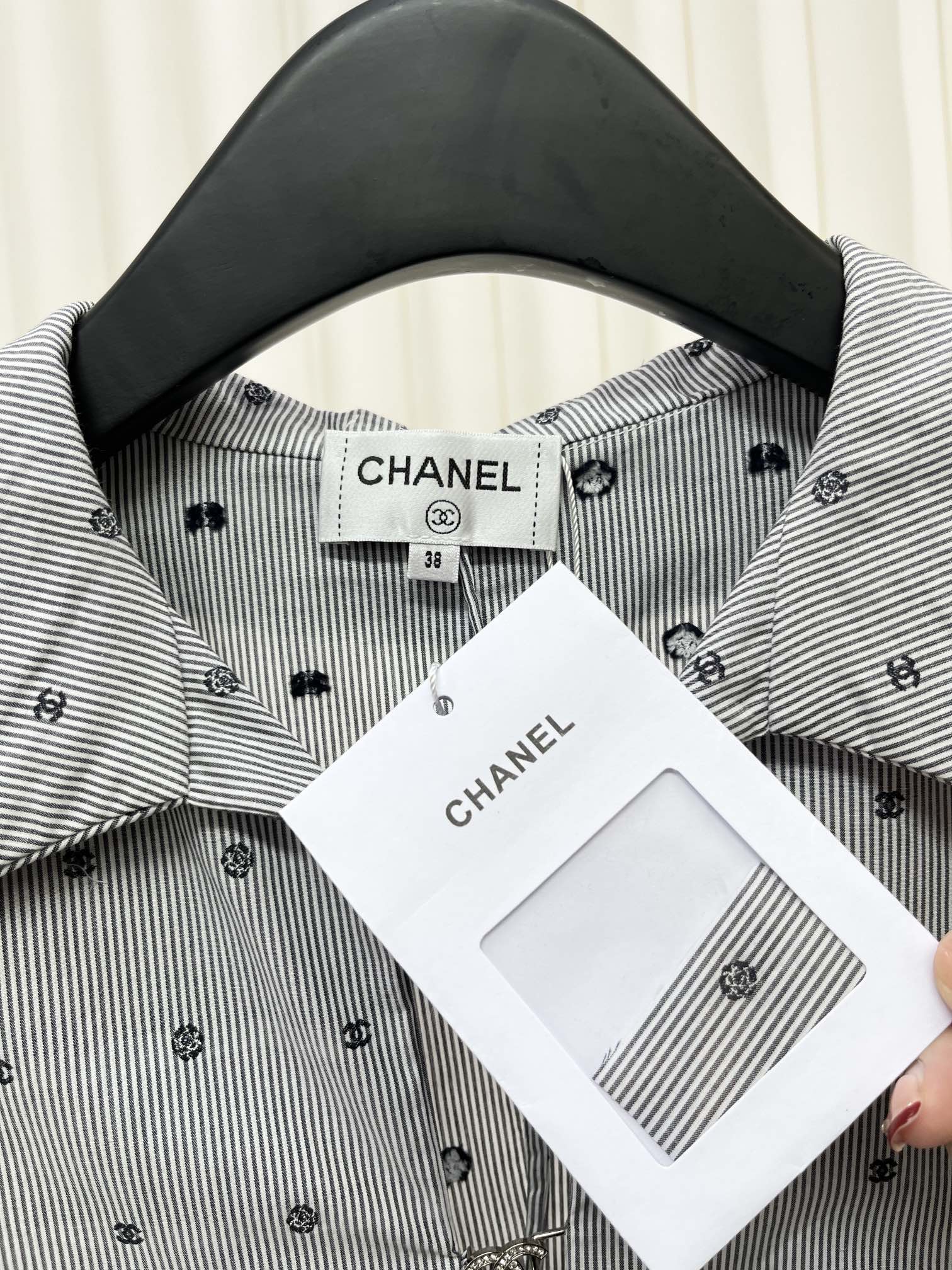 Рубашка Chanel 2403 с вышитой двойной буквой С и камелией.