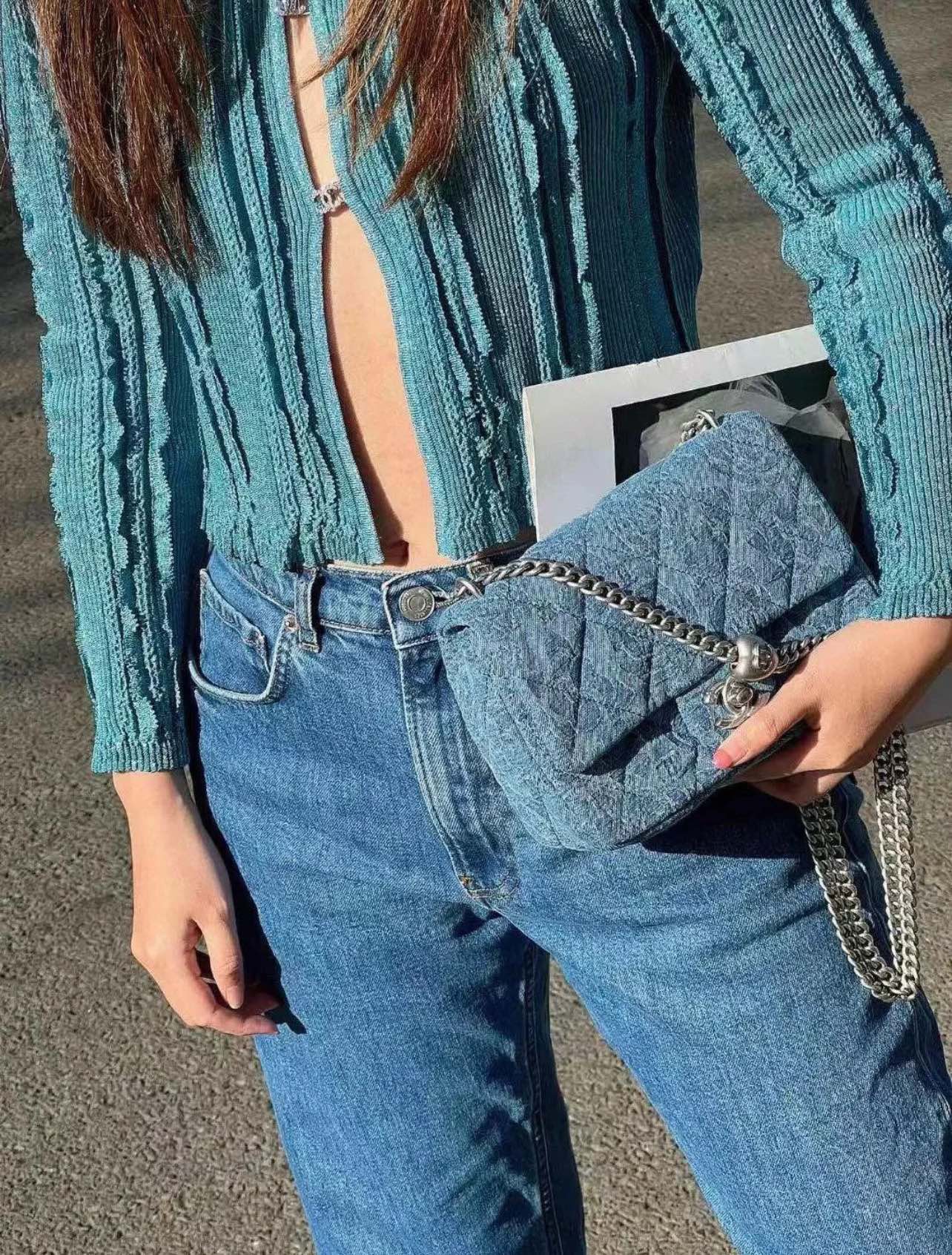 Коллекция Chanel Весна/Лето 2023 - Пряжка в виде сердца с камелией из денима - Квадратная - Светло-голубая серебристая пряжка - 19 см - 1