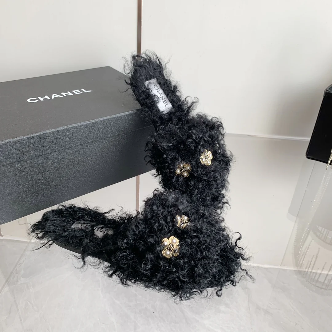 Новинка сезона осень/зима 2023 от Chanel - тапочки из овечьей шерсти