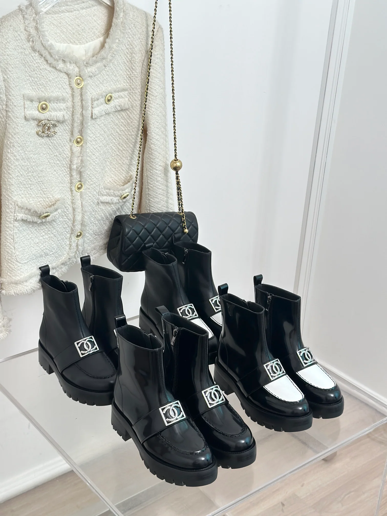 Новинка сезона осень/зима 2023 от Chanel - Ботильоны на массивном каблуке с квадратной пряжкой - Белые