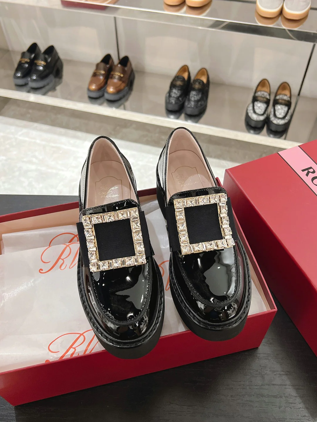 Лоферы RV-2024 с пряжкой и стразами - черные