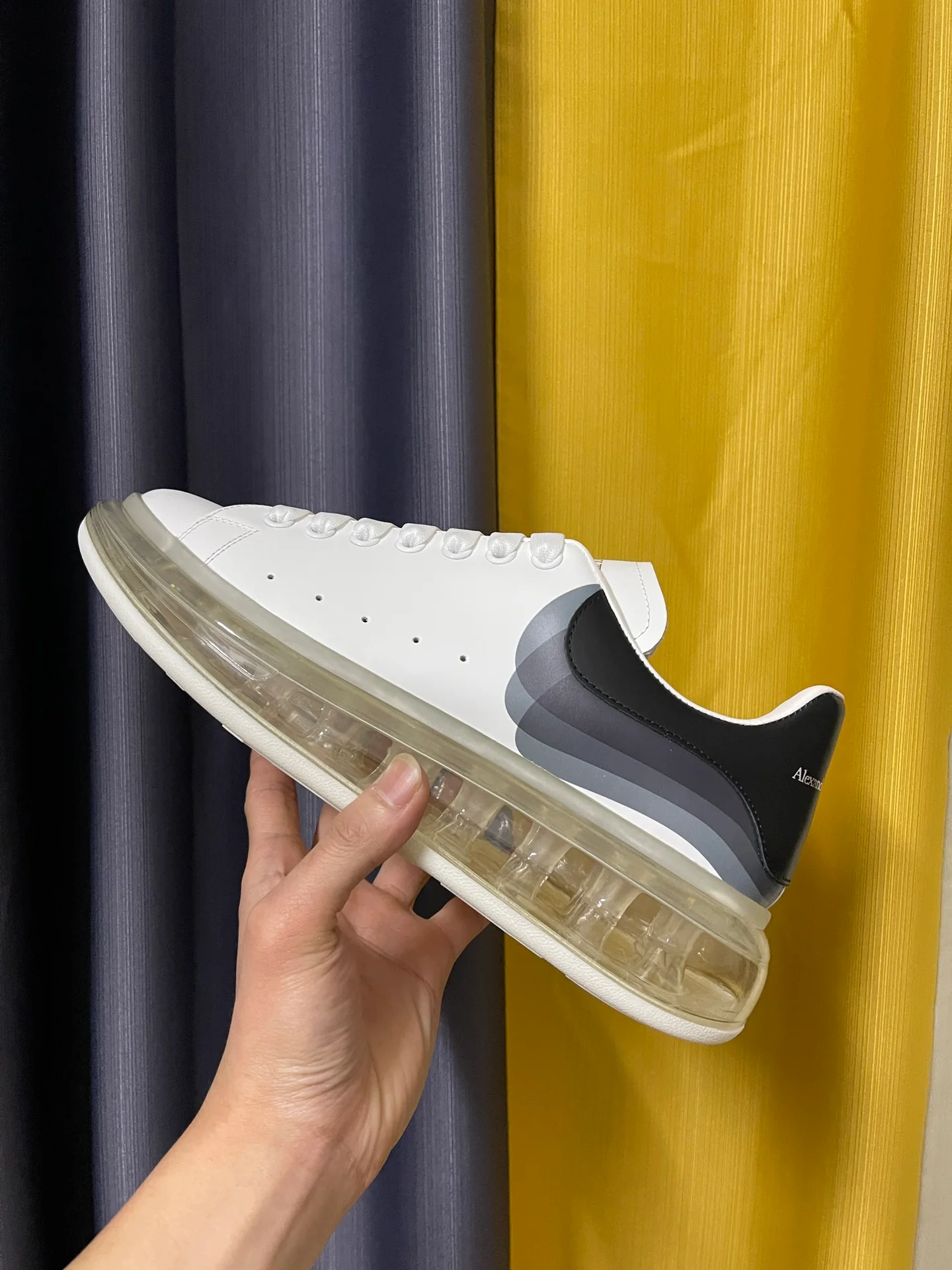 Классические белые кроссовки McQueen - унисекс - каблук из черной кожи с двойной окантовкой - белая воздушная подушка