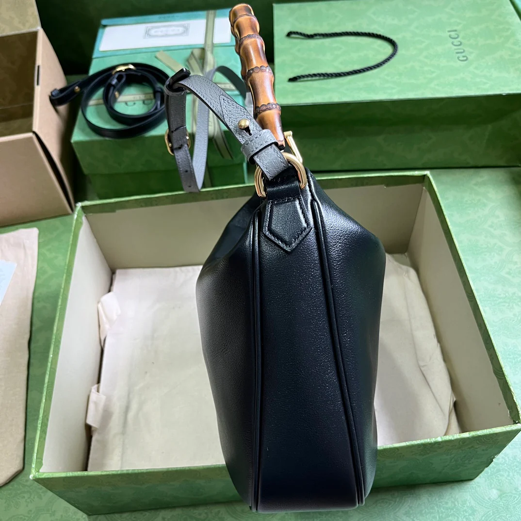 Средняя сумка через плечо Gucci Diana из серии Diana - черная.