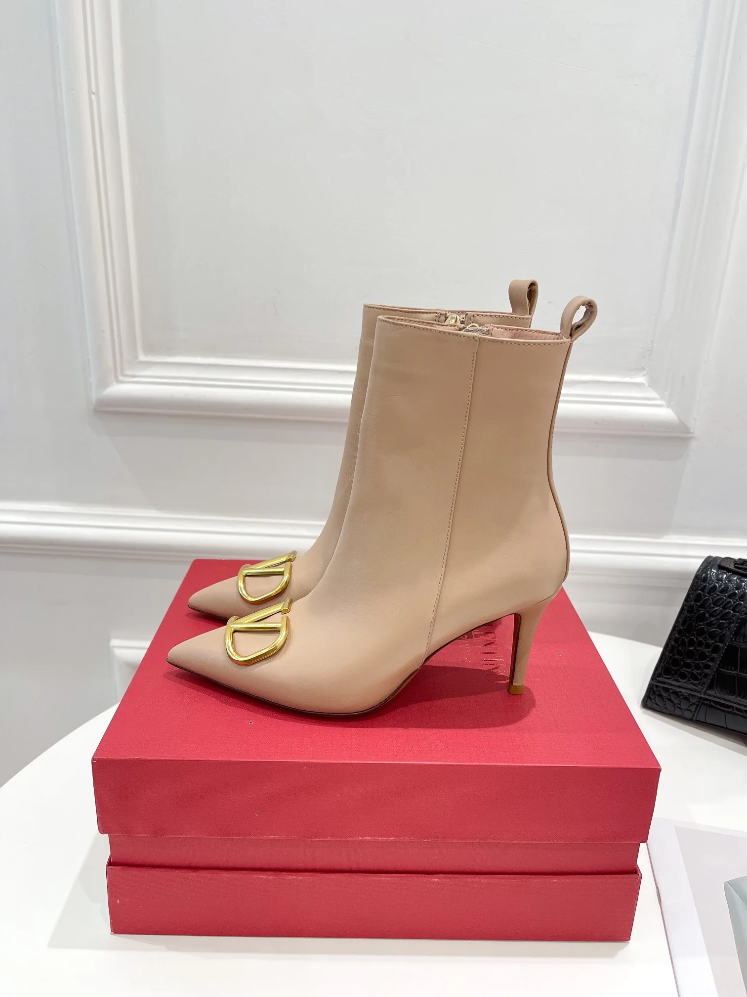 Новинка сезона осень/зима 2022 от Valentino - большие ботильоны с V-образным вырезом.