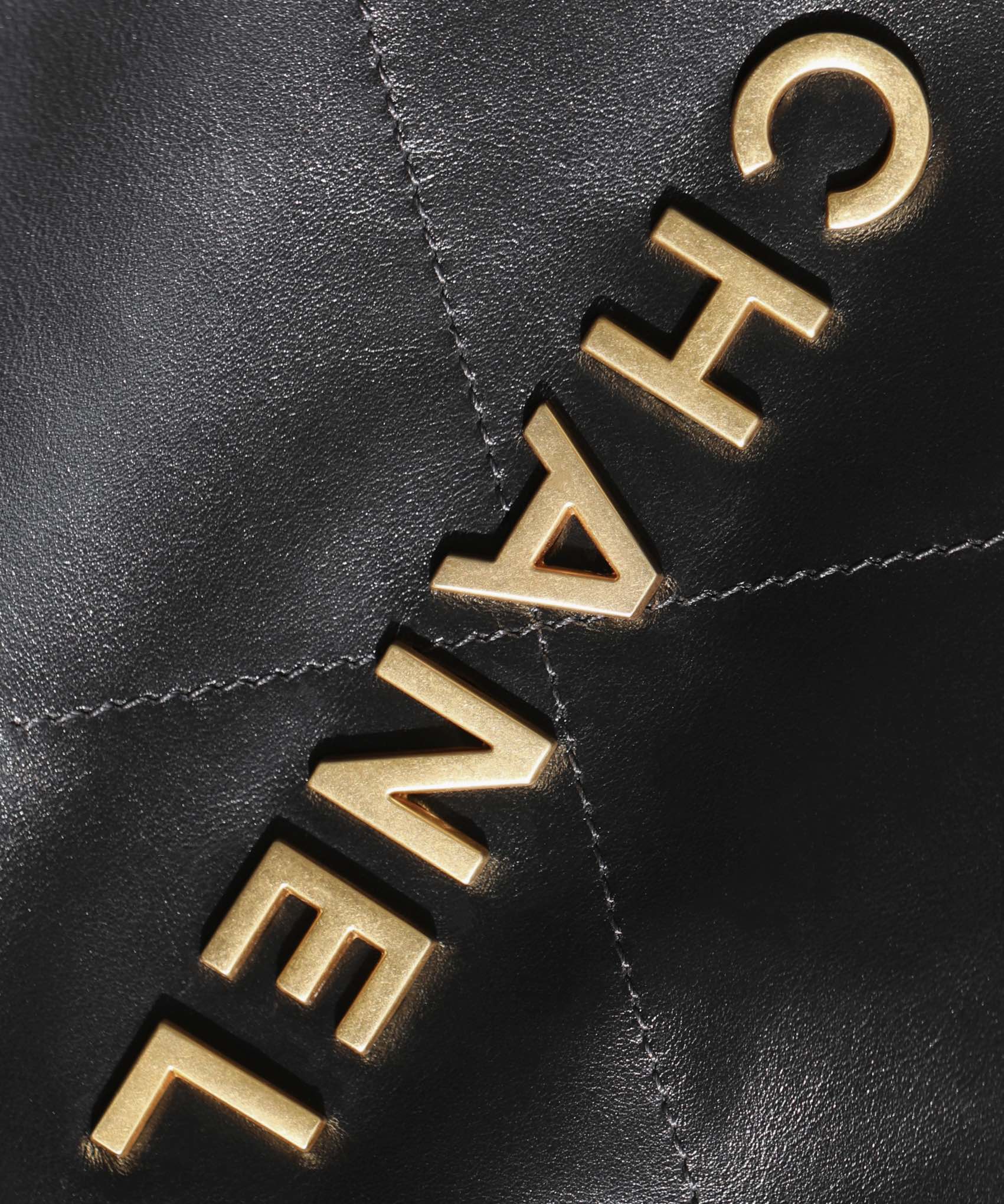 Сумка Chanel 22 (горизонтальный дизайн) - черная с золотой фурнитурой.