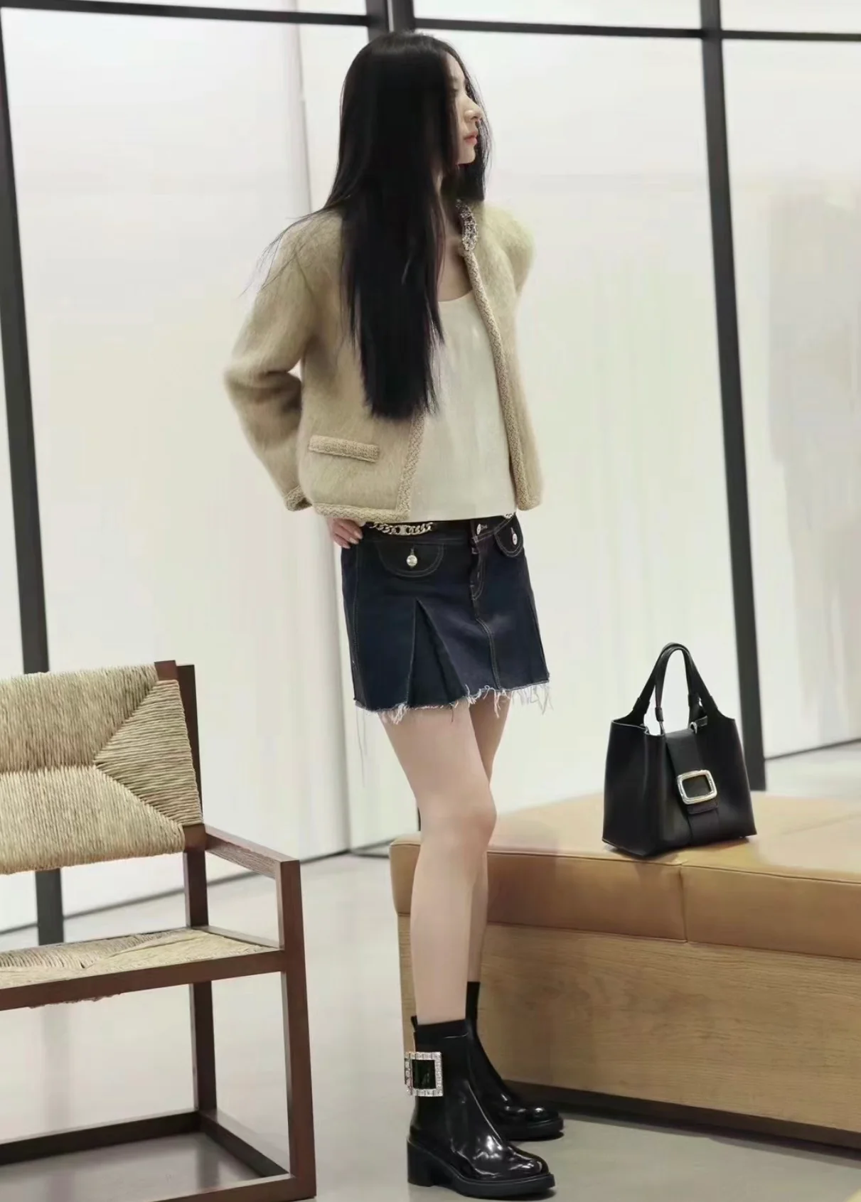 Ботильоны RV-2024 из лакированной кожи с бриллиантовой пряжкой - черные