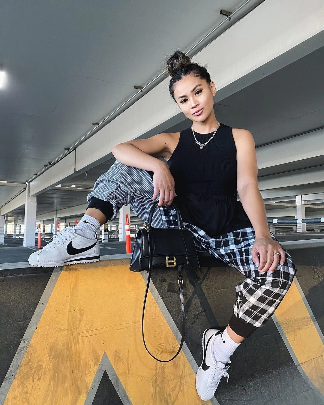 Сумка Balenciaga Hourglass — черная, из гладкой кожи, с золотой пряжкой — изображение опубликовано в сети.