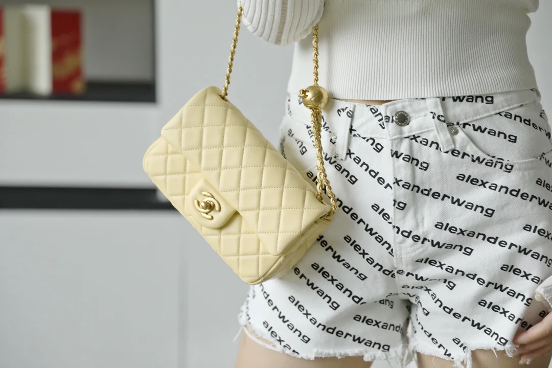 Chanel - Золотая сумка-клатч CF Flap Bag - Мини-версия в форме куриного желтка