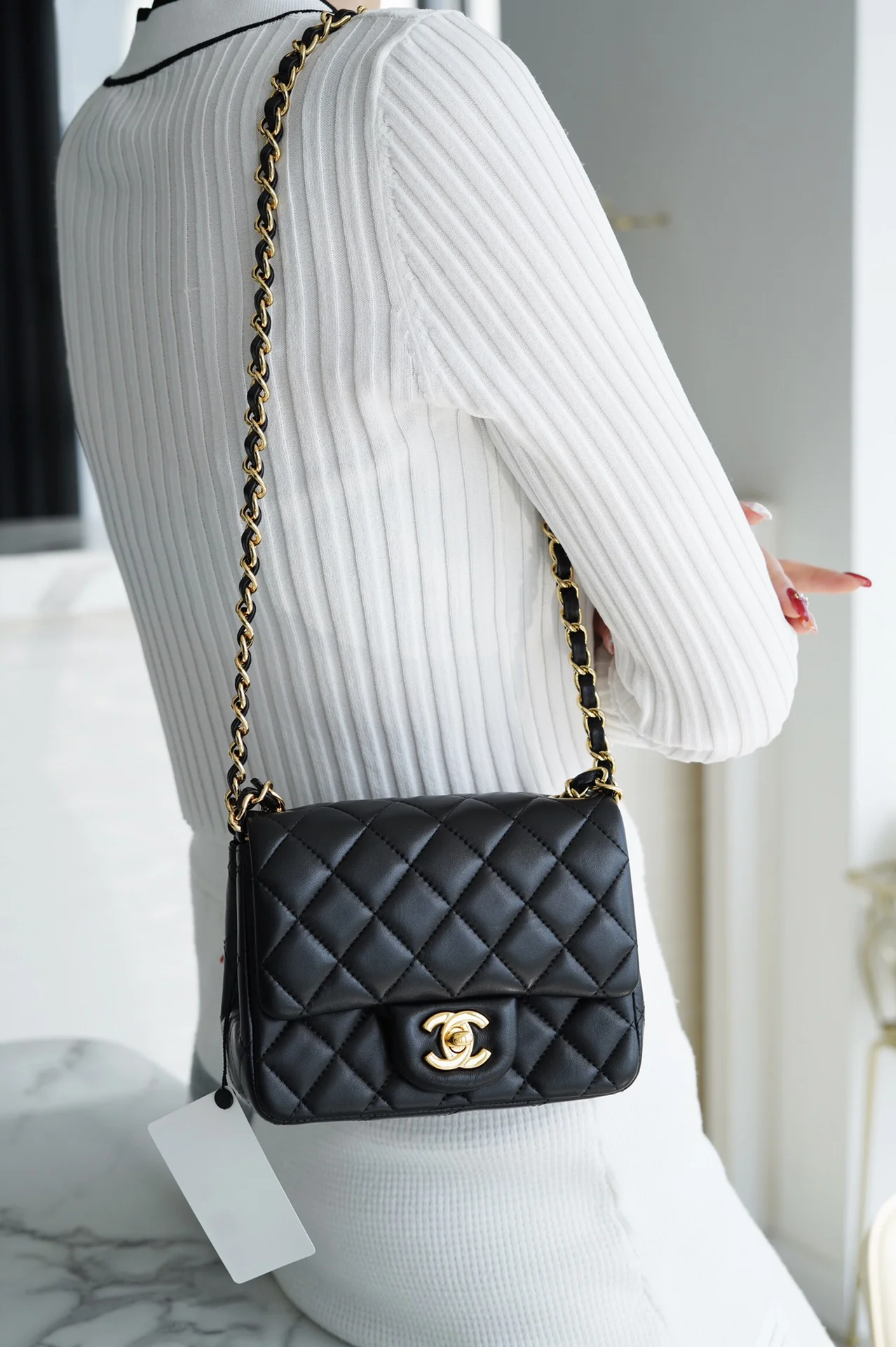 Часы Chanel CF Square Fat Man - 18 см - из черной овечьей кожи с золотой пряжкой