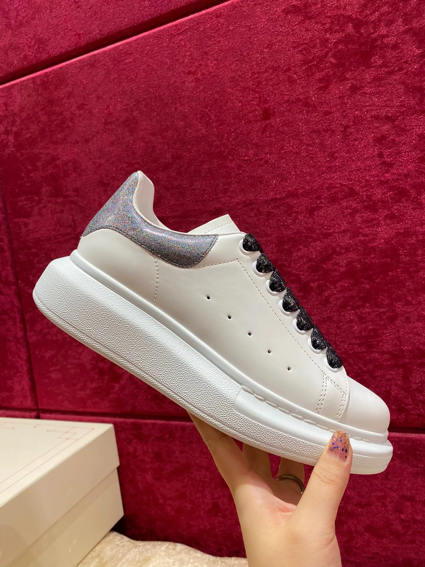 Классические белые кроссовки McQueen с серым каблуком