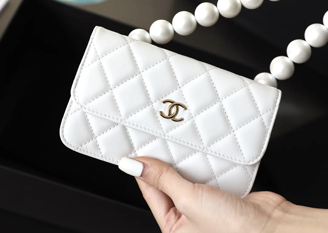 Маленькая сумочка Chanel с жемчужной цепочкой
