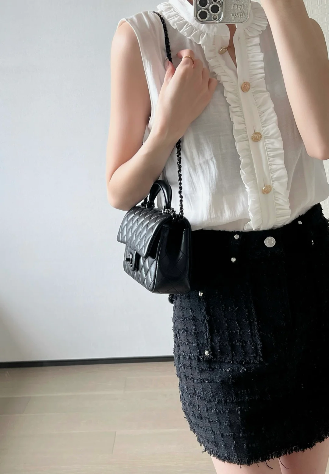 Мини-сумочка Chanel 25p-CF с клапаном — черная с черной пряжкой.