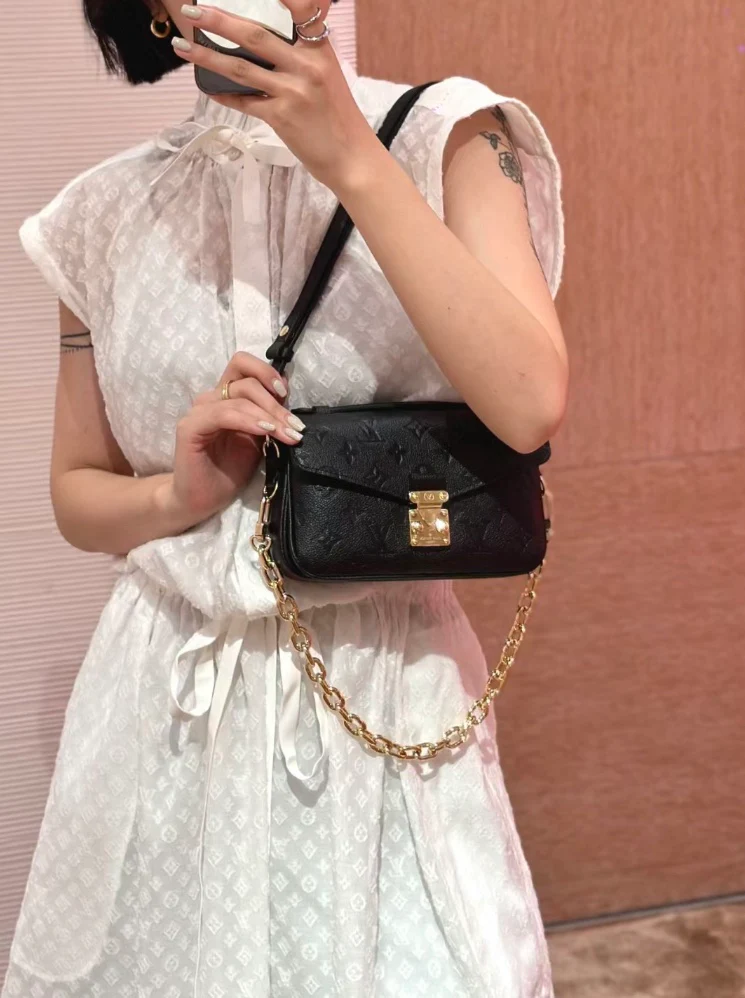 m46595-LV-pochette-metis-east-west-black