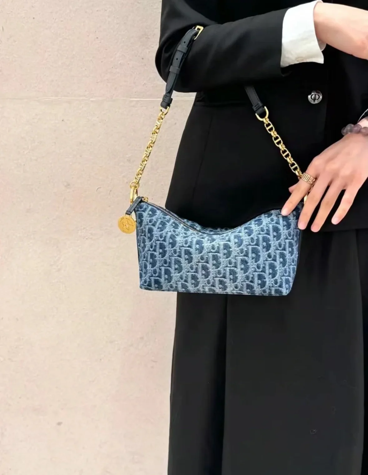 Сумка Dior Starhobo - джинсово-синего цвета.