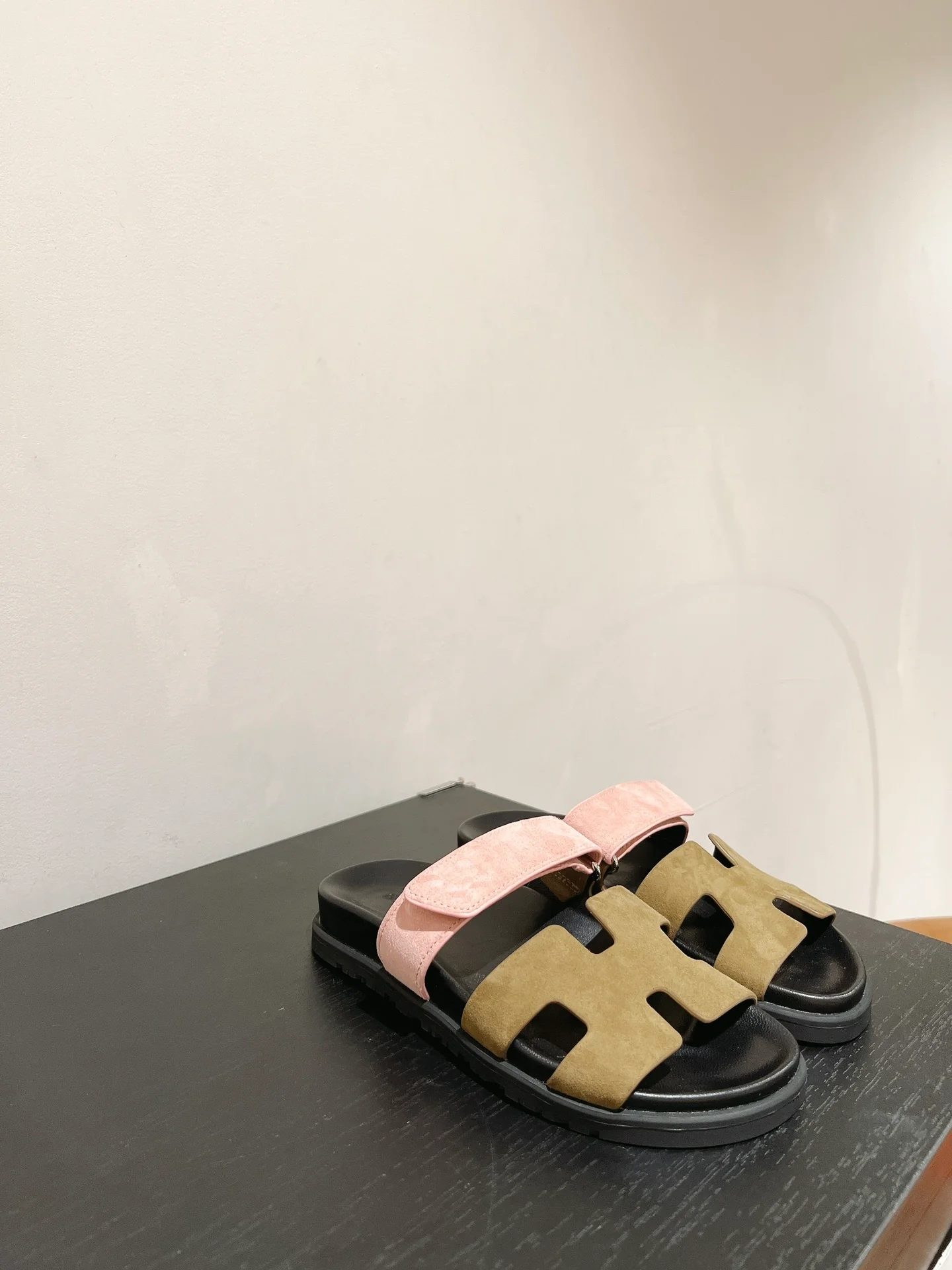 Кожаные и овечьи тапочки Hermes в стиле пэчворк — коричневато-розовые.