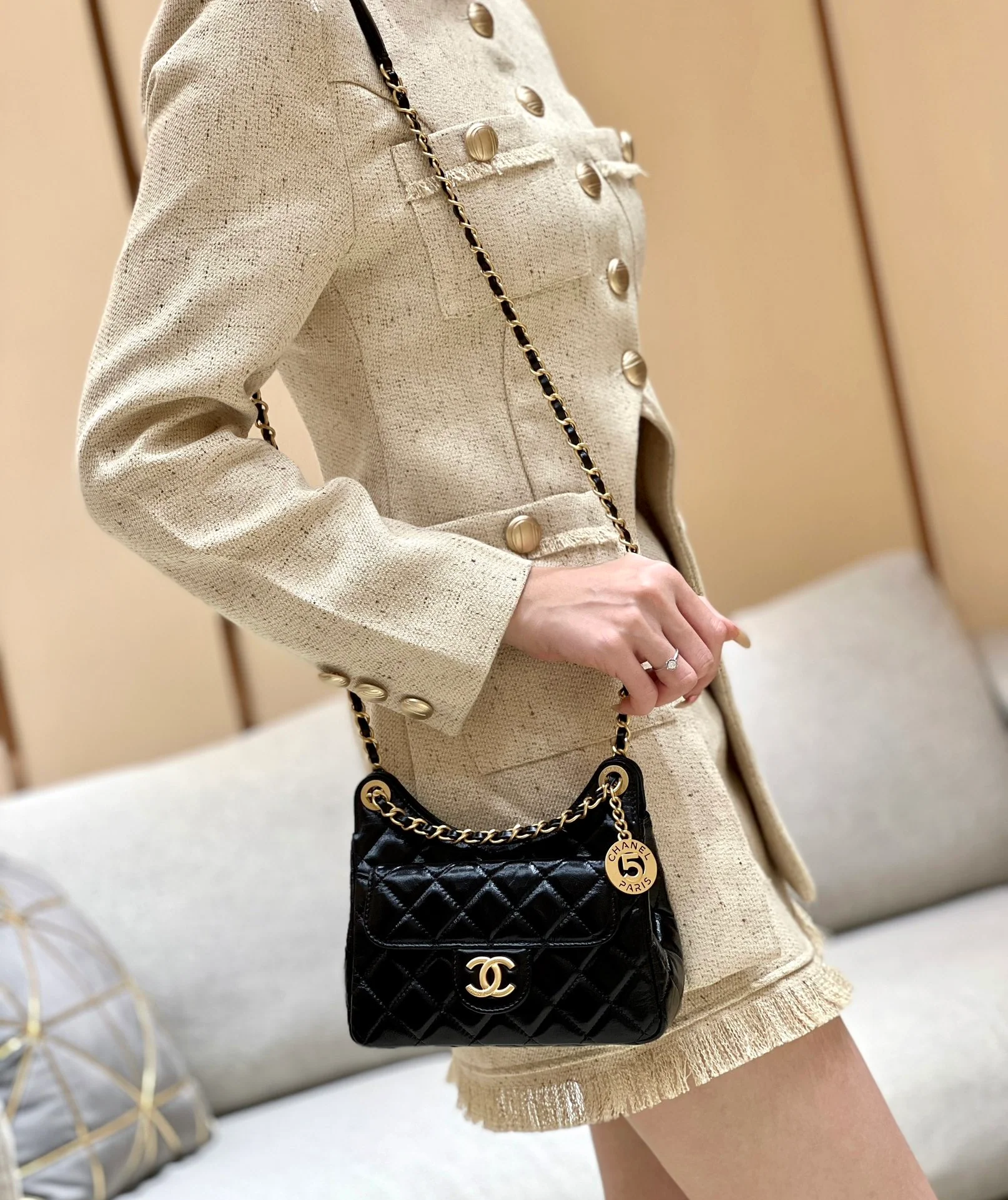 Сумка-хобо Chanel 23c из коллекции ?Ранняя весна? — черная кожа, обработанная маслом.