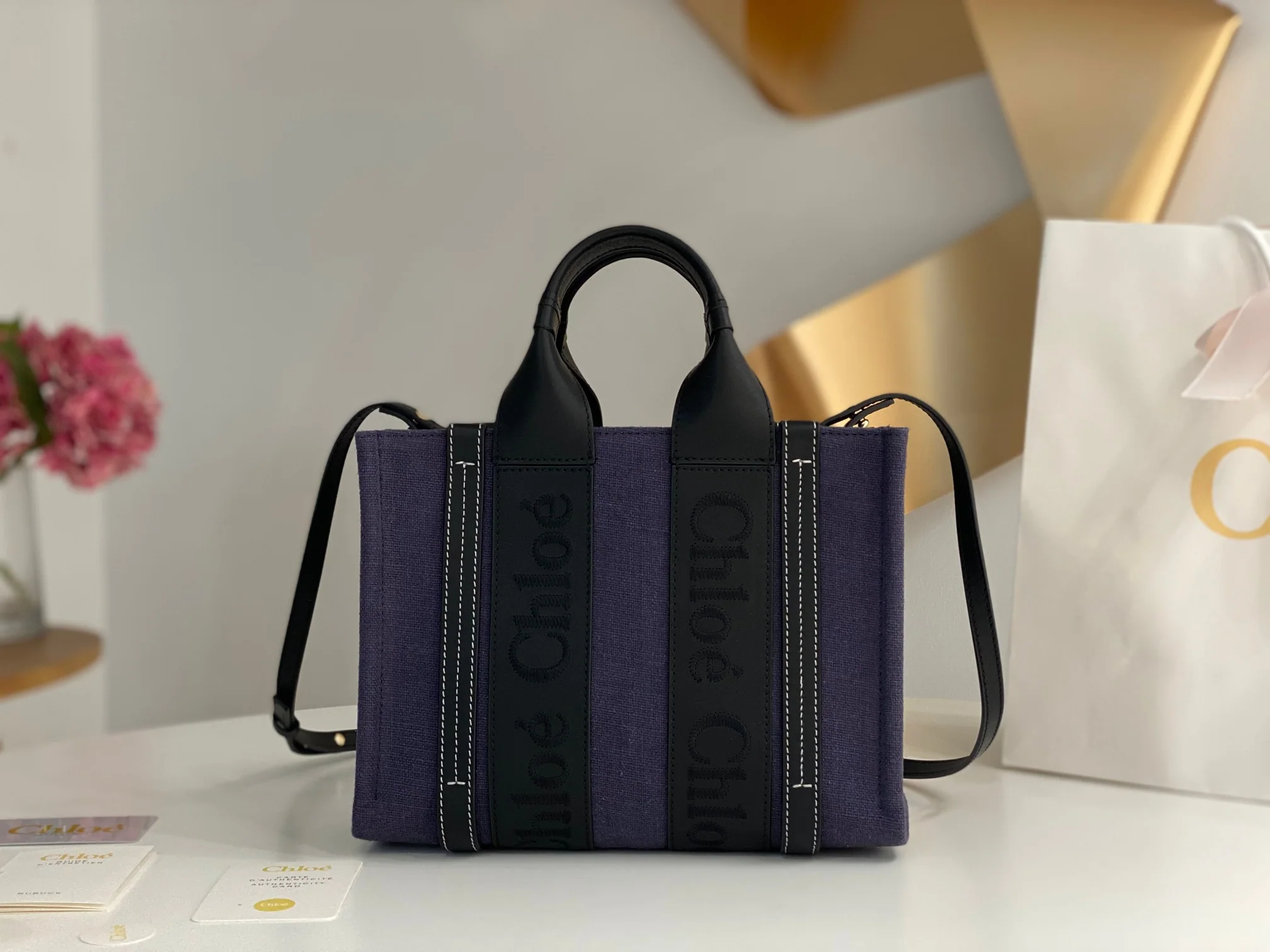 Новинка весны 2023 года от Chloe - сумка-тоут Woody - льняная кожа, темно-синий с черными элементами - маленький размер.