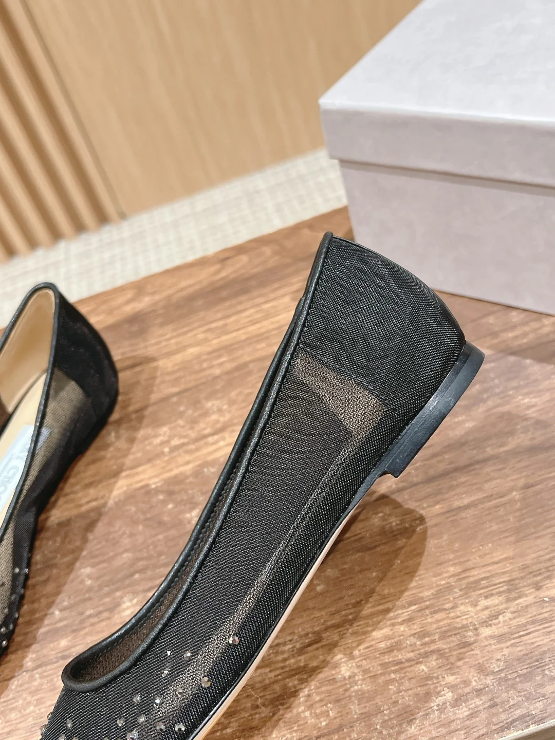 Балетки Jimmy Swarovski с сетчатым верхом и острым носком — черно-серебристые.