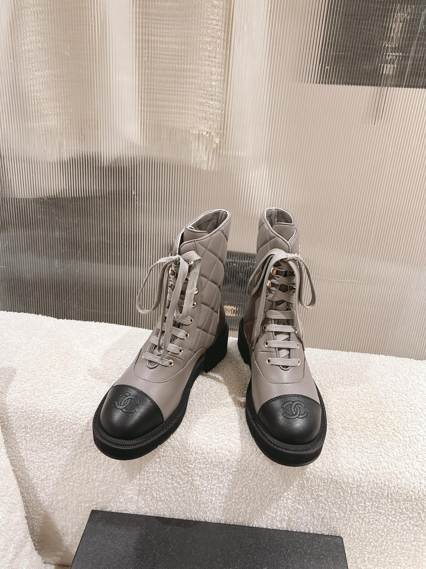 Стеганые ботинки Chanel 2024 — серые