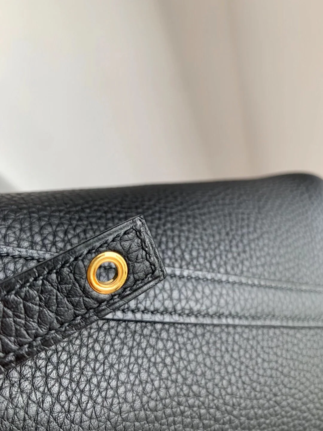 Часы Hermes Picotin 18, черные, с золотой пряжкой.