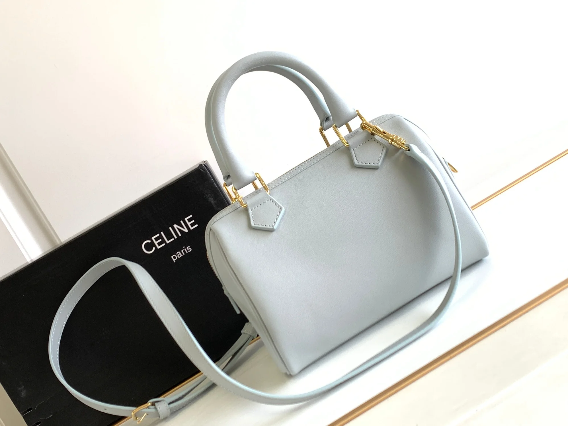 Коллекция Celine Весна/Лето 2023 - Бостон-сумка Cuir Triomphe из гладкой телячьей кожи - Серо-голубая