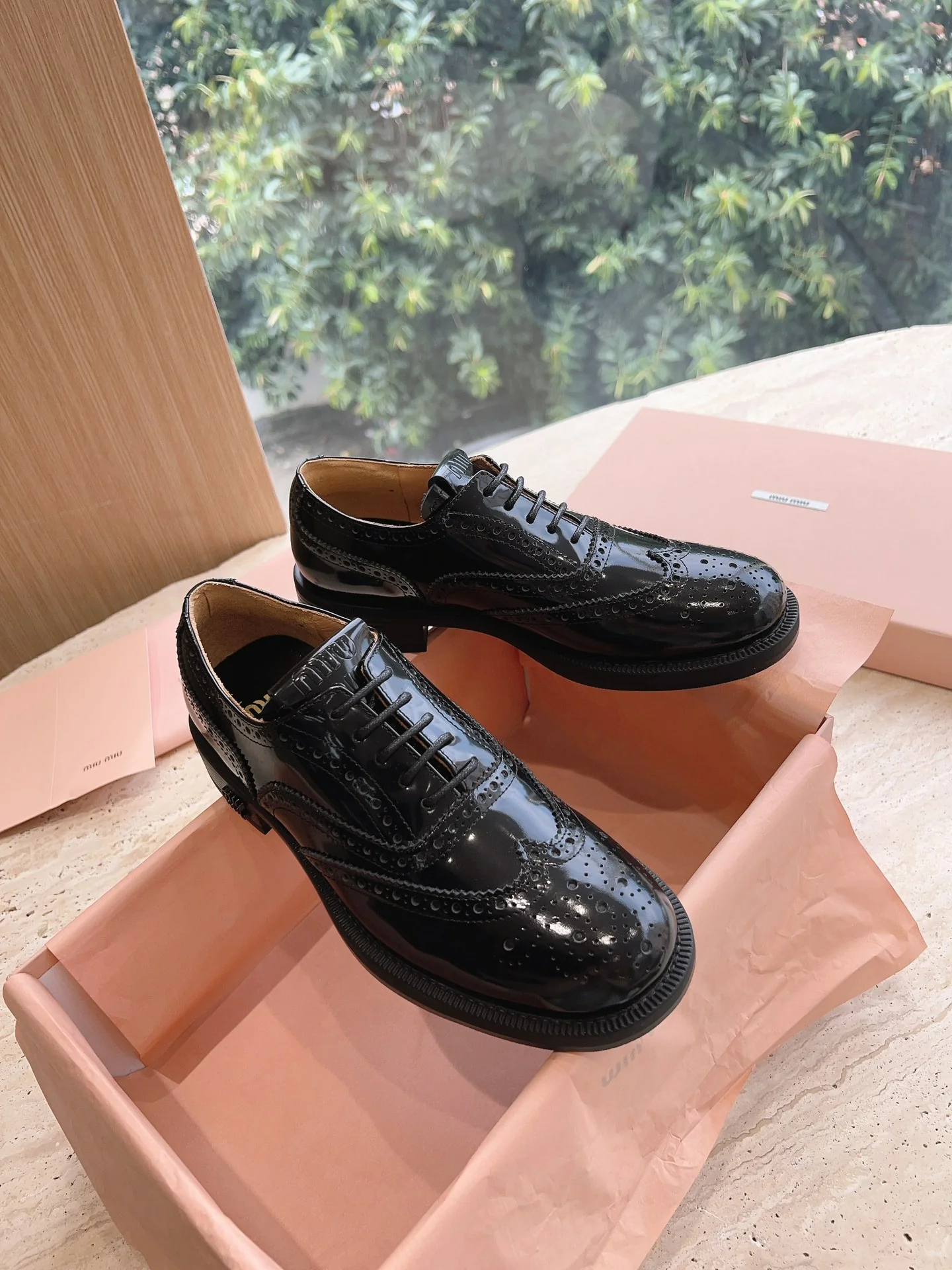 Новинка Miu Miu 2023 года - Лоферы на шнуровке в британском стиле - Черные