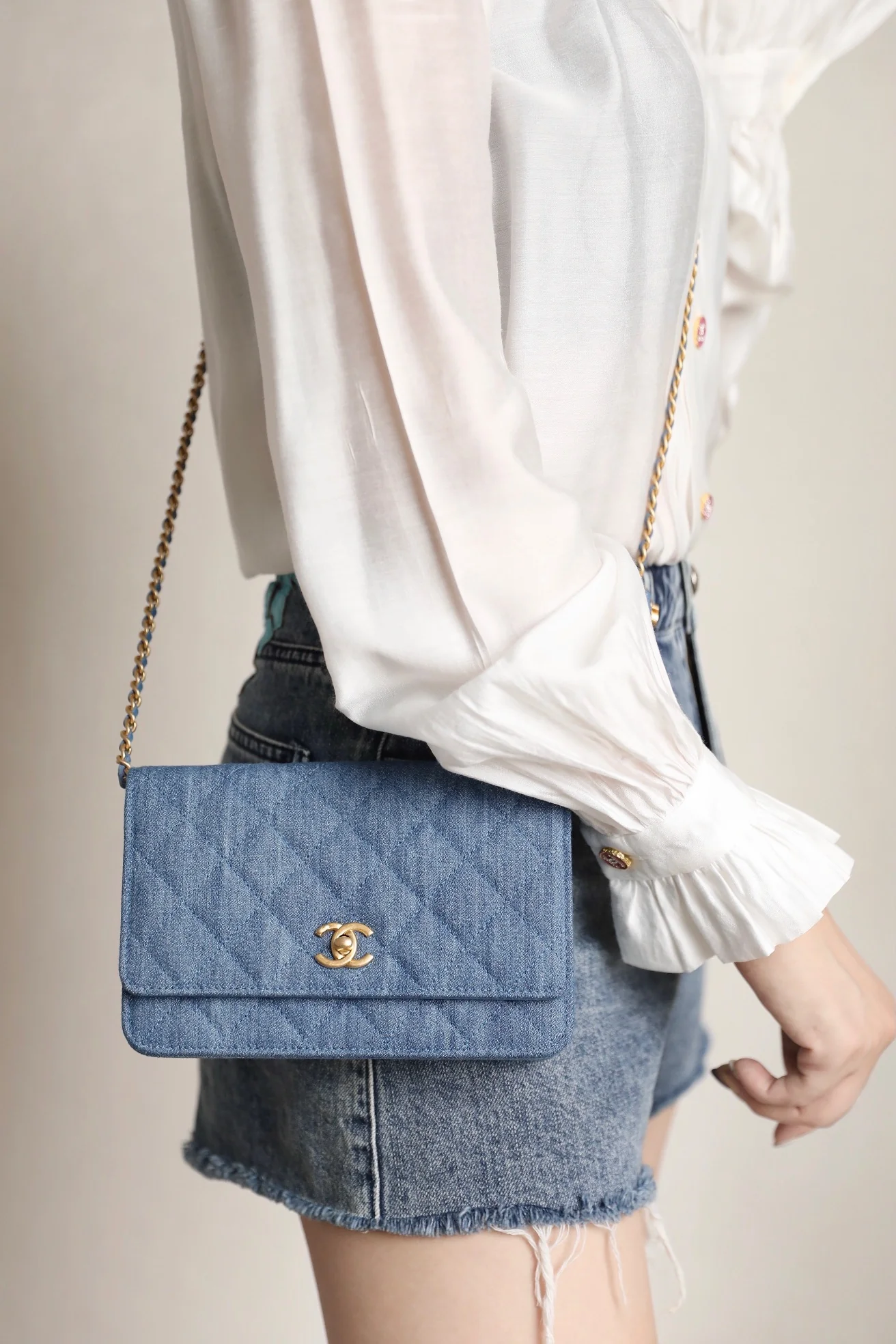 Chanel - Джинсы с золотым шаром WOC - Фотографии в реальной носке