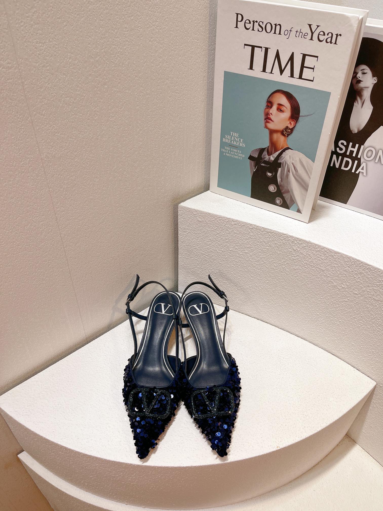 Новинка с официального сайта Valentino 2023 — глянцевые босоножки на низком каблуке с острым носком — 4 см — синие