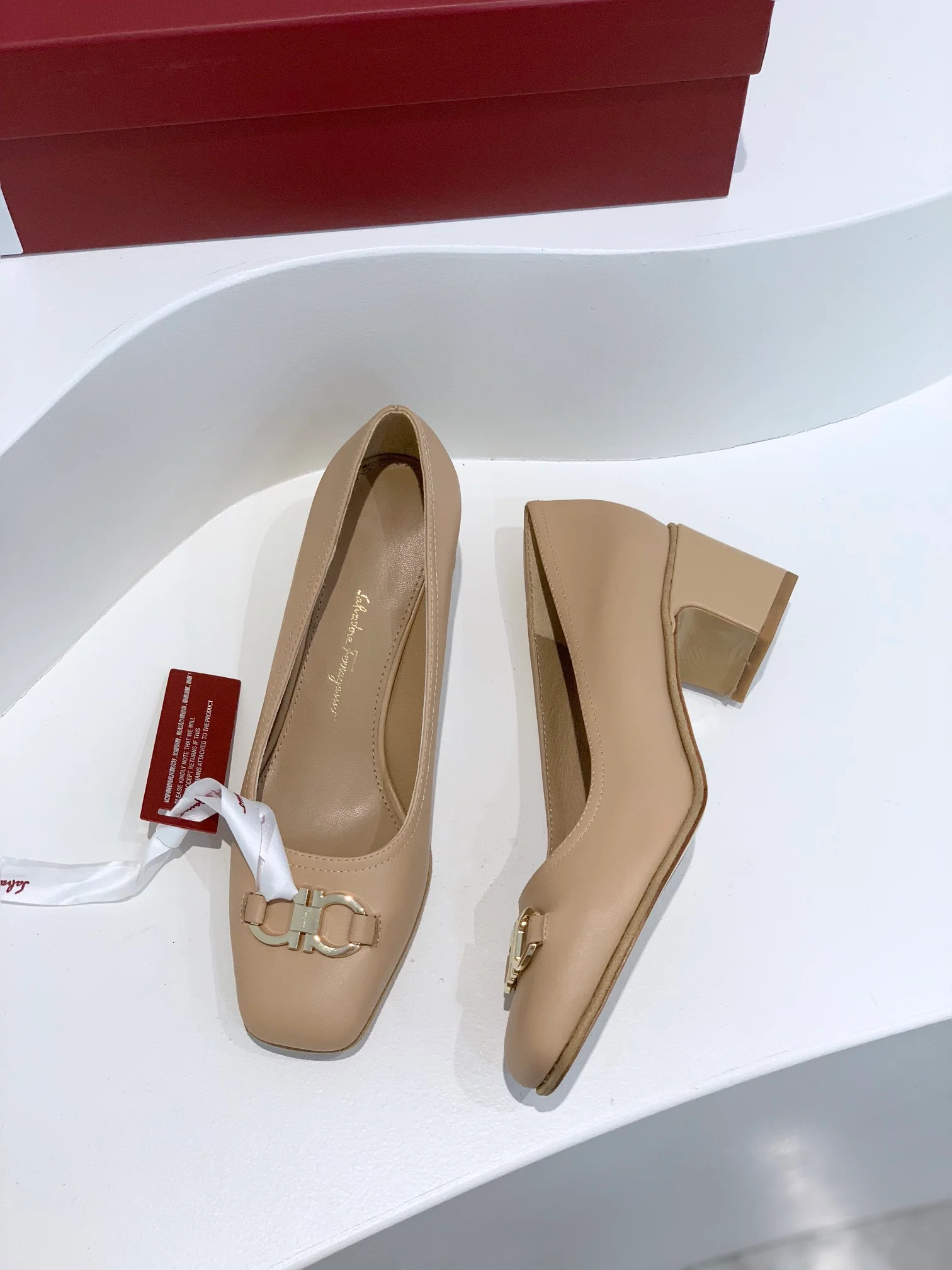 Туфли Salvatore Ferragamo - пряжка в форме подковы - квадратный носок - низкий каблук - цвет 