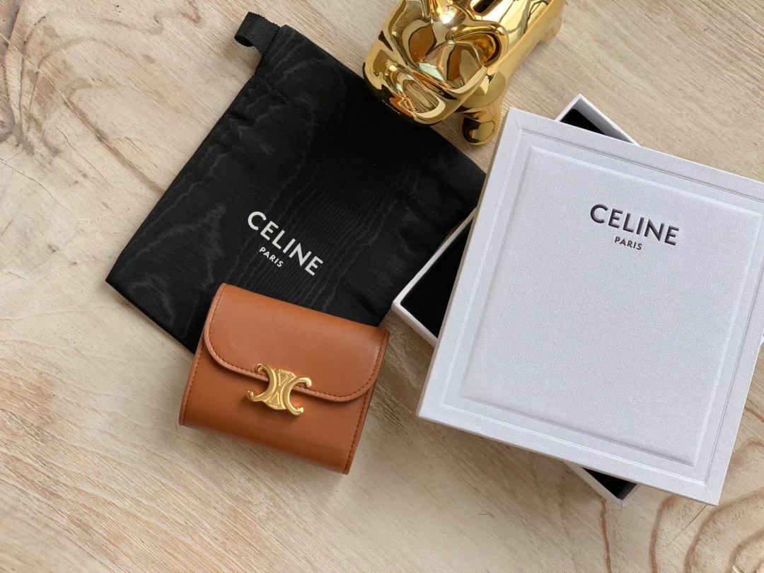 Маленький глянцевый кошелек Celine Triomphe с клапаном из овечьей кожи, цвет карамель.