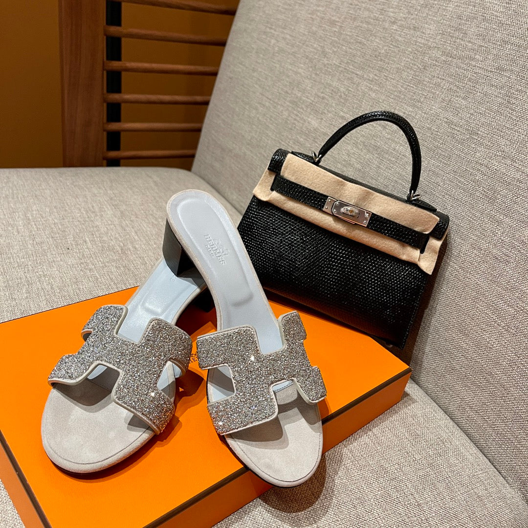 Босоножки Hermes-H на среднем каблуке с бриллиантовой гравировкой-1