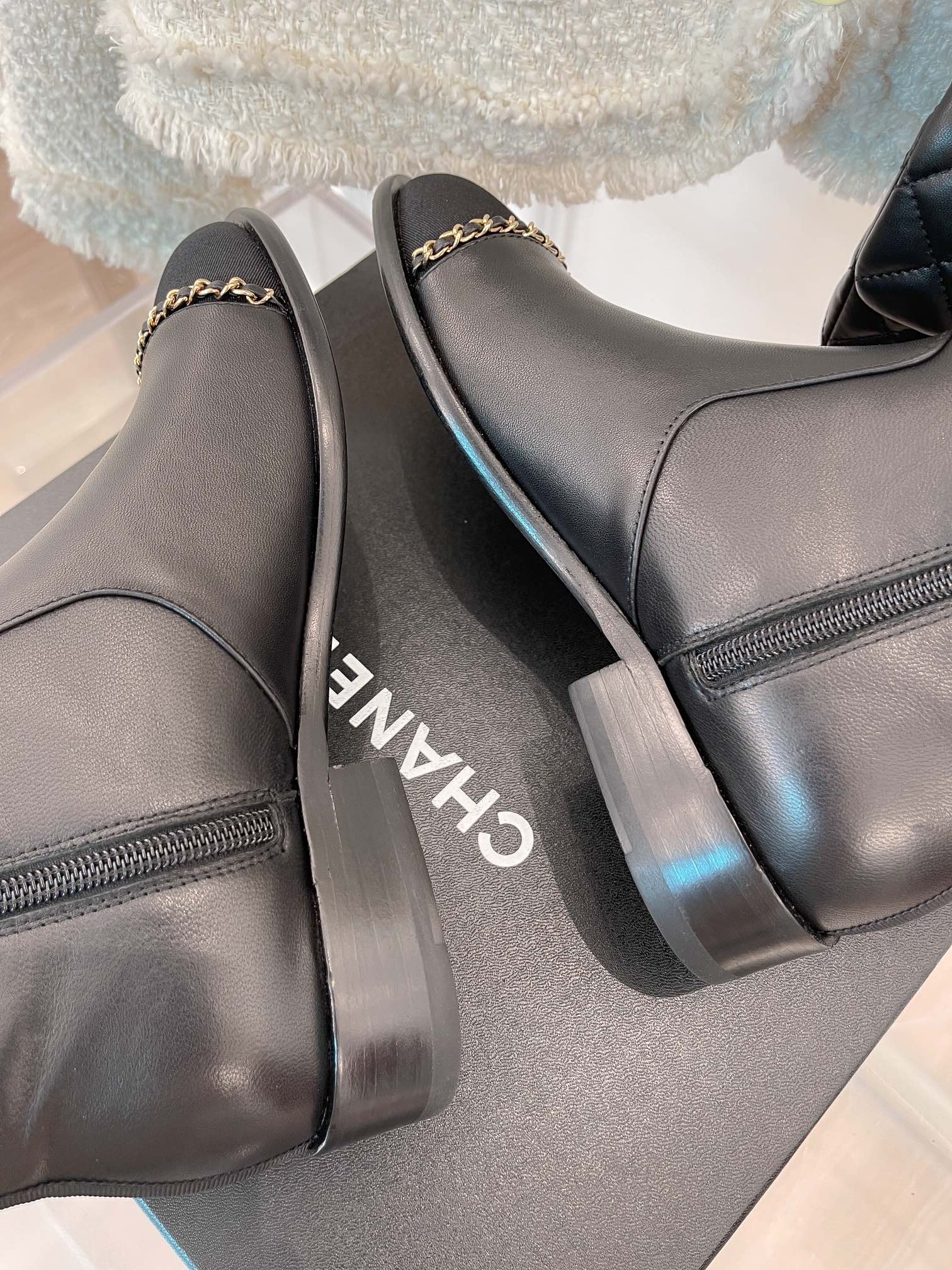 Новинка сезона осень/зима 2023 от Chanel - Ботильоны на массивном каблуке с цепочкой - Черные