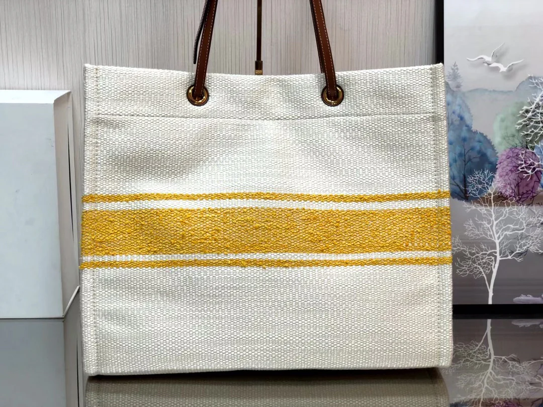 Квадратная сумка Celine Cabas Plein Soleil, изготовленная из кожи вагю и ткани.