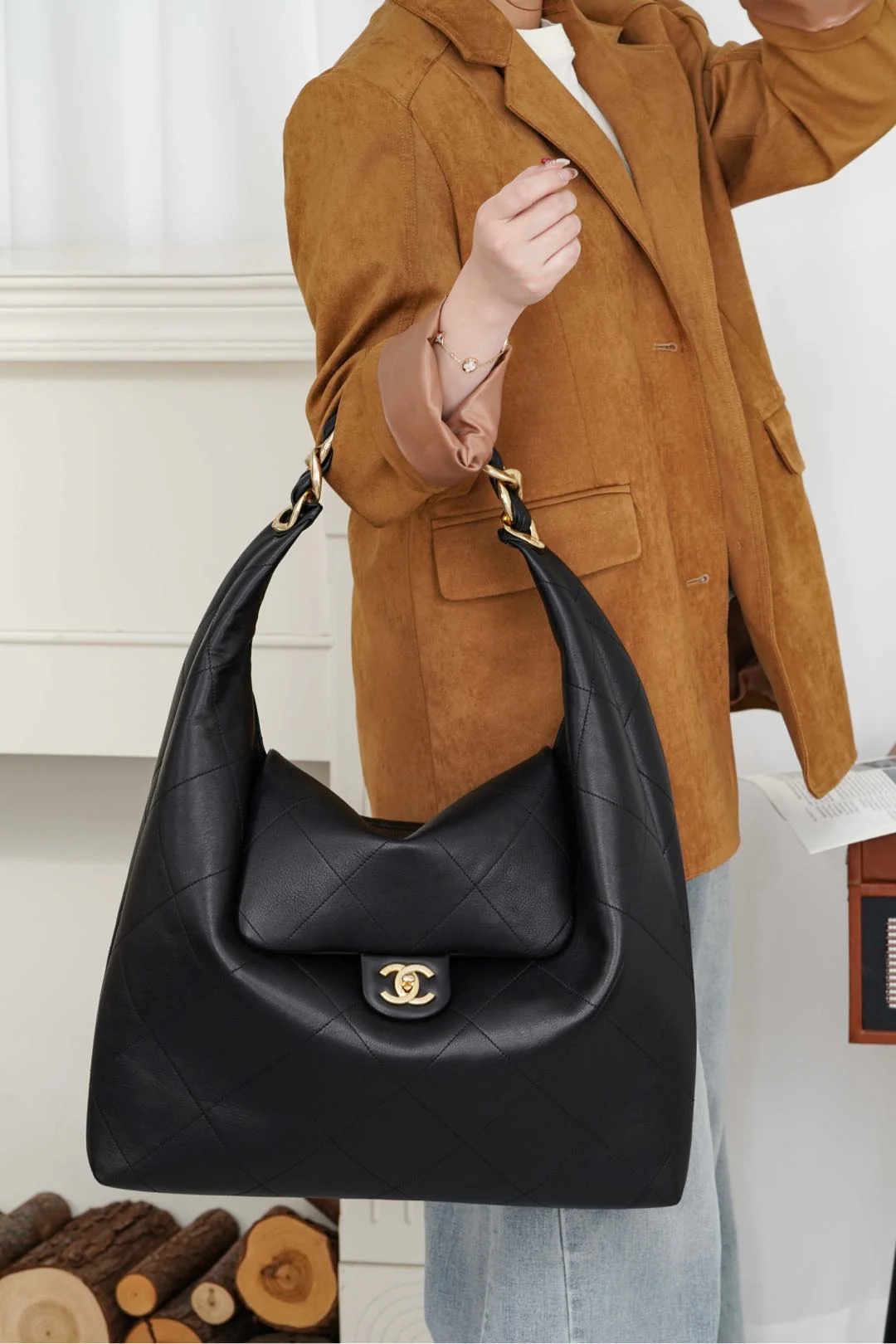 Сумка-хобо Chanel Maxi с массивной цепочкой 25 карат — черная.