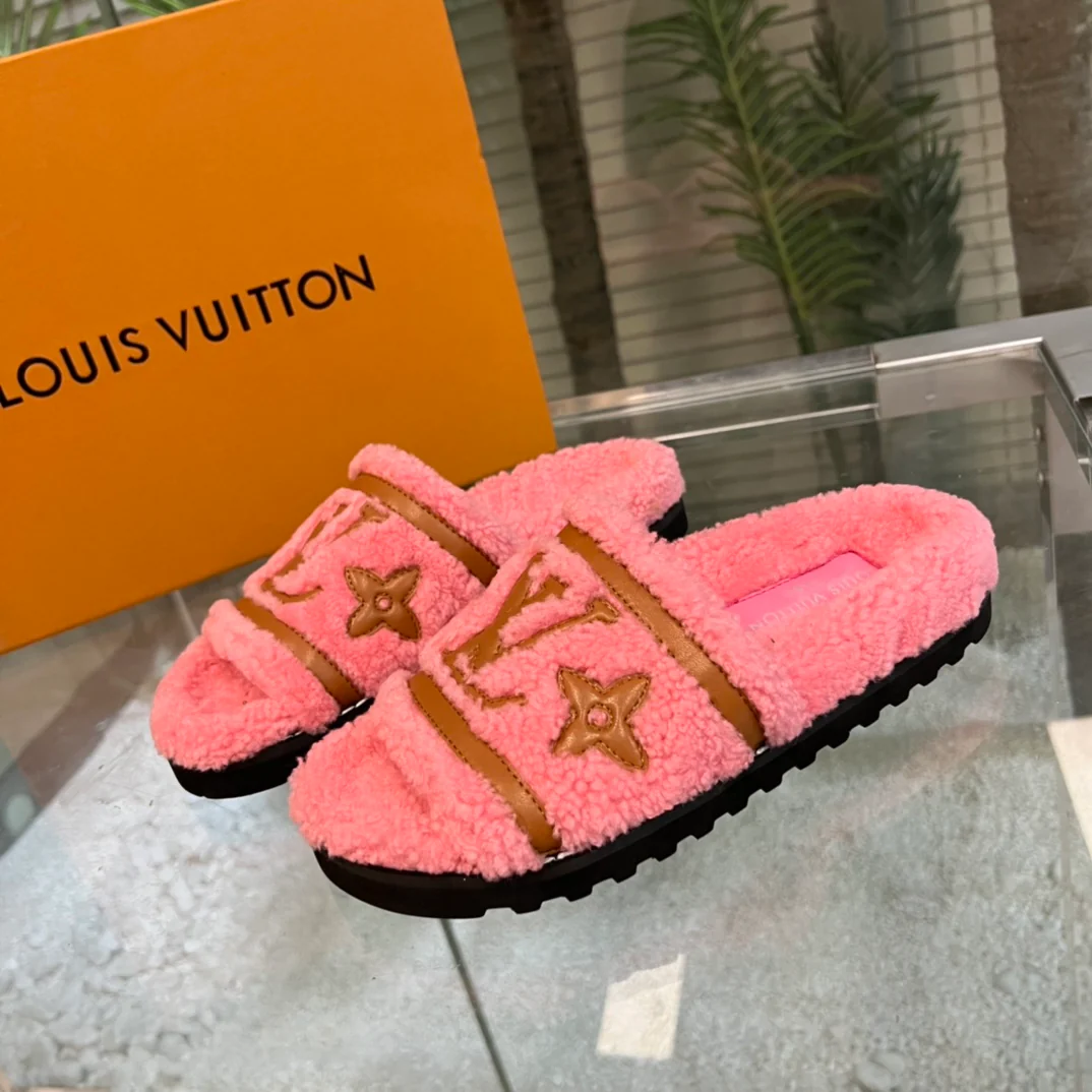 Новинка весны 2022 года от LV - Меховые тапочки - Розовые