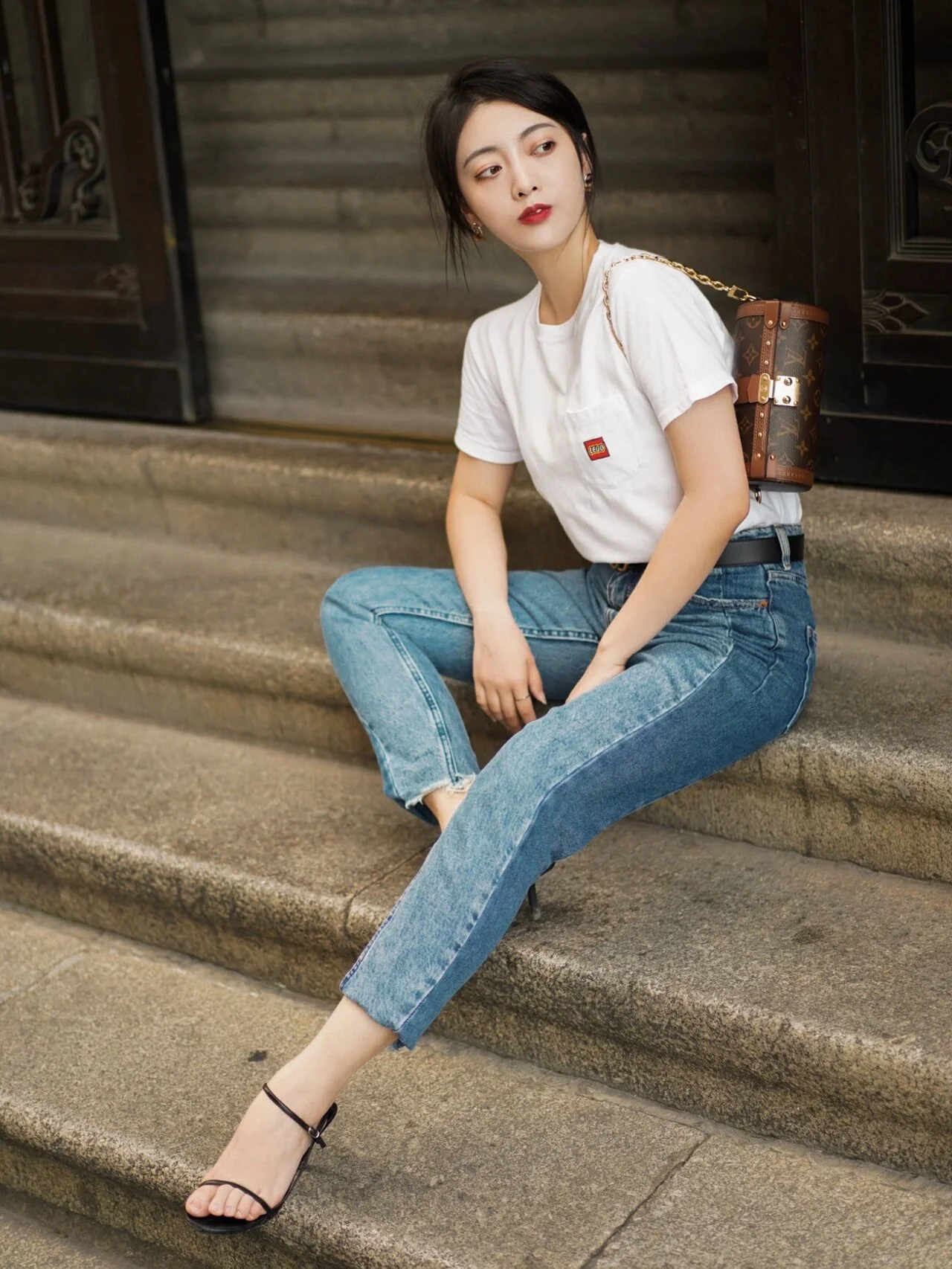 m57835-LV-papillon-trunk-round shoulder bag