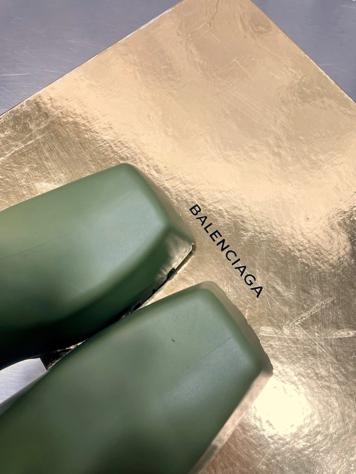 Сотрудничество Balenciaga и Hunter — суперпопулярные парижские резиновые сапоги.