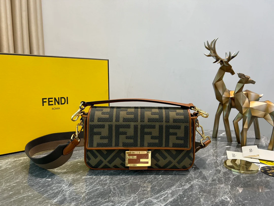 Сумка Fendi Baquette - вышивка из выстиранного денима.